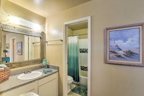 Romantic Galveston Retreat Bay View, Pool Access!