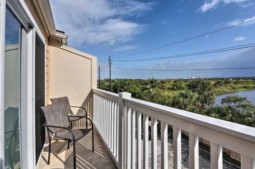 Romantic Galveston Retreat Bay View, Pool Access!