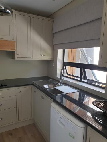 Vrede Self Catering Apartments - image 3