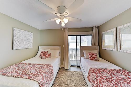 Beachside Condo with Balcony - Walkable Location! condo - image 6