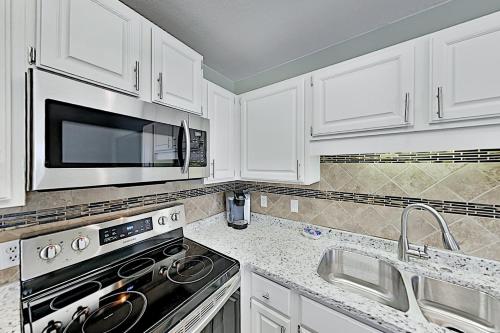 Beachside Condo with Balcony - Walkable Location! condo - image 9