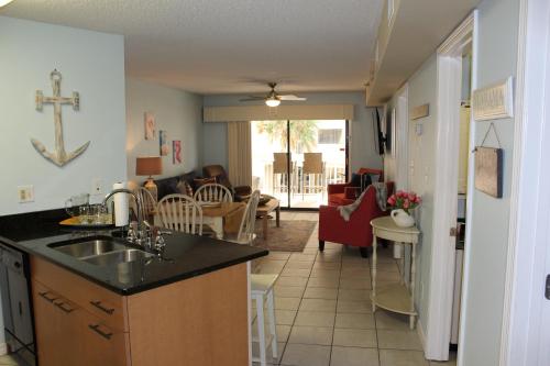 Cute Beachside Condo - Pool Hot Tub & Gulf View! condo - image 7