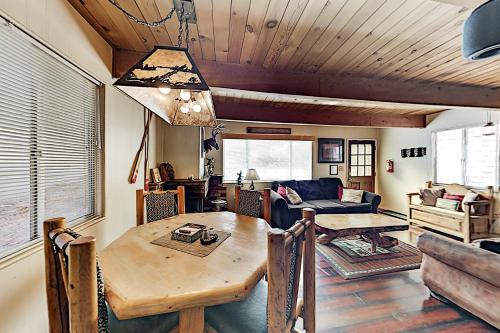 Classic Cabin with Woodsy Deck & Smart TV Package cabin - image 3