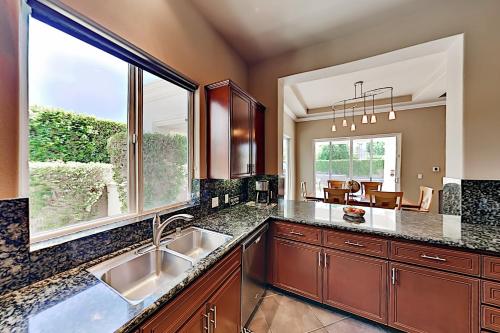 Lavish Retreat - Private Pool & Spa - Tennis Golf home - image 4