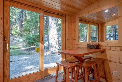 Dun Lookin - Private Hot Tub & Pier Large Yard cabin - image 5