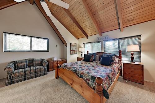 Serene Cabin - Forest Views & Wraparound Deck! home - image 7
