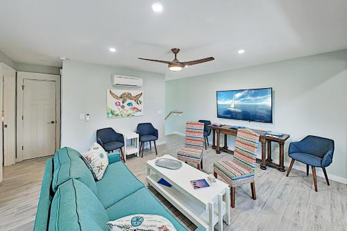 Walk to Beach! Modern Getaway with New Full Kitchen apts - image 2