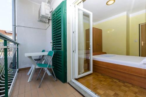 Double Room with Garden View image 3