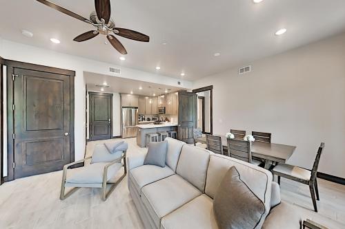 Luxe Blackstone Condo with Hot Tub & Pool Near Lift condo - main image