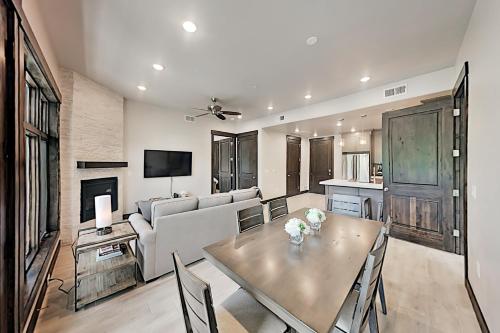 Luxe Blackstone Condo with Hot Tub & Pool Near Lift condo - image 2
