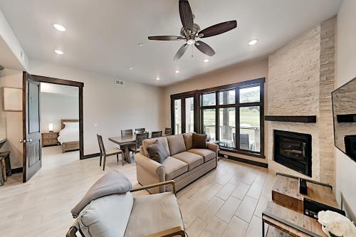 Luxe Blackstone Condo with Hot Tub & Pool Near Lift condo - image 3