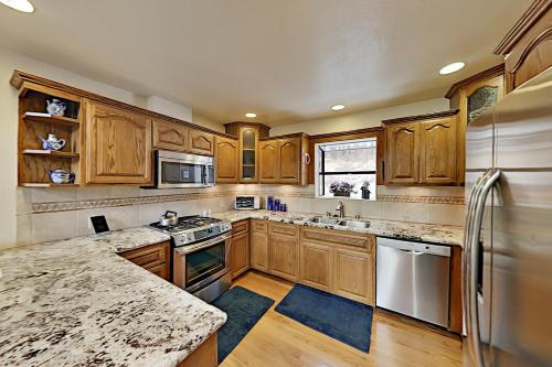 Wooded Getaway with 2 Living Areas & Shuttle home - image 4