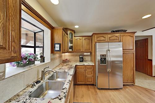 Wooded Getaway with 2 Living Areas & Shuttle home - image 8