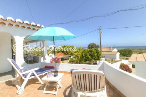  Meia Praia Villa Sleeps 5 WiFi in Meia Praia