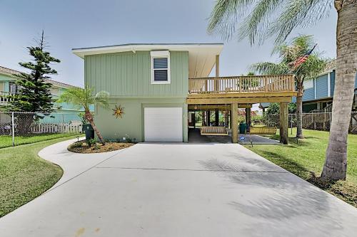 Renovated Island Retreat - Pool Tennis Near Beach home - main image