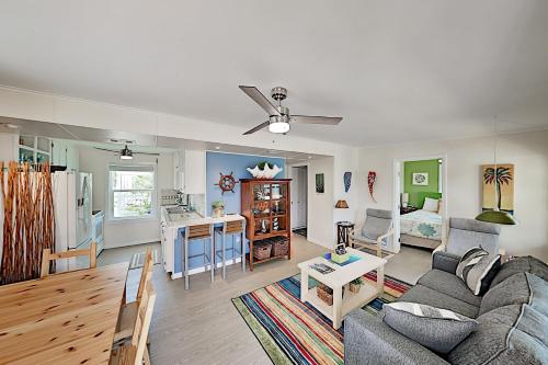 Renovated Island Retreat - Pool Tennis Near Beach home - image 4