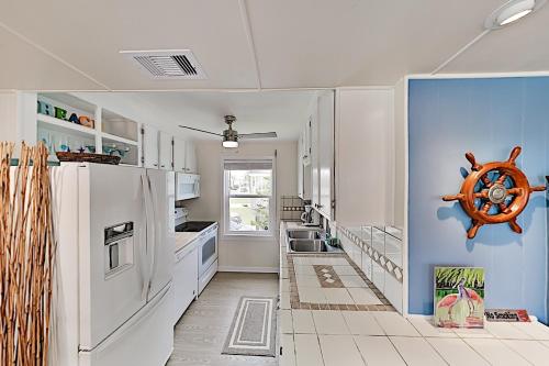 Renovated Island Retreat - Pool Tennis Near Beach home - image 6