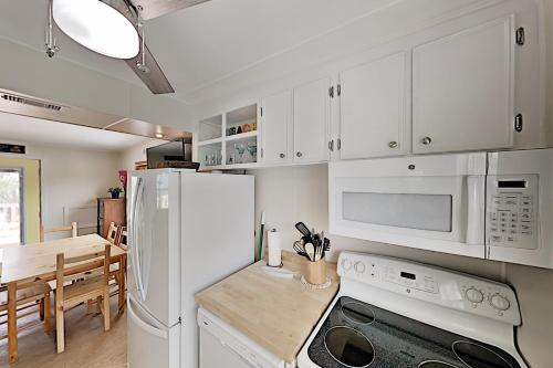 Renovated Island Retreat - Pool Tennis Near Beach home - image 7