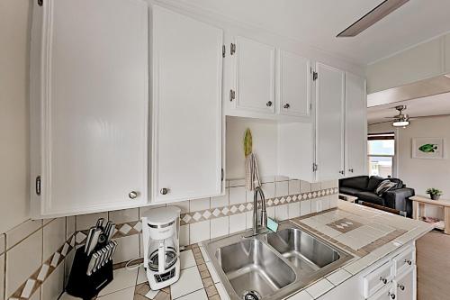 Renovated Island Retreat - Pool Tennis Near Beach home - image 8