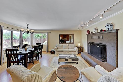 Choice Getaway with Hot Tub - Near Wineries Dining home - main image