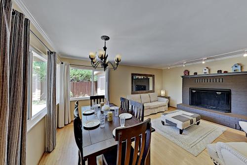 Choice Getaway with Hot Tub - Near Wineries Dining home - image 4