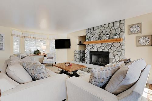 Tree-Top Getaway with Forested Views & Elevated Deck home - main image