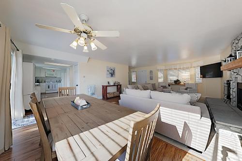 Tree-Top Getaway with Forested Views & Elevated Deck home - image 4