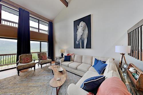 Stunning Mountain Gem - Pool Golf Tennis & Beach home - image 3