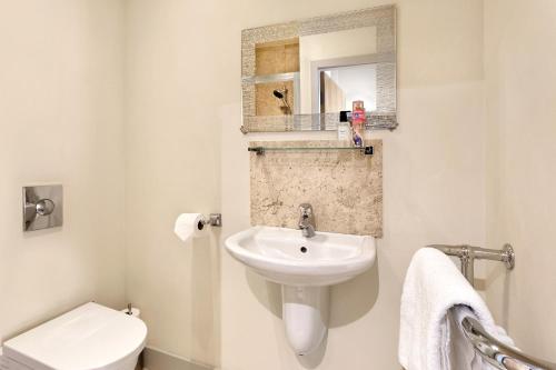 Cheltenham Apartments Harrogate - image 11