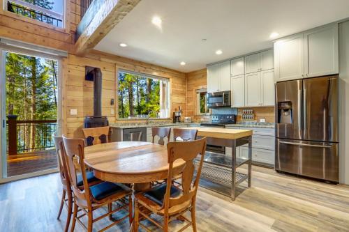 Griffin's Lair - Spacious & Modern Lakefront Cabin home - main image