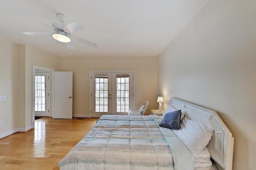 Coastal Getaway with 2 Living Areas Walk to Beach home - image 7