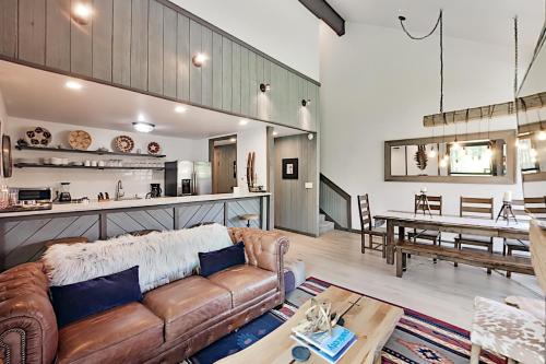 Lavish Alpine Escape - Pool Hot Tub Walk to Lifts townhouse - main image