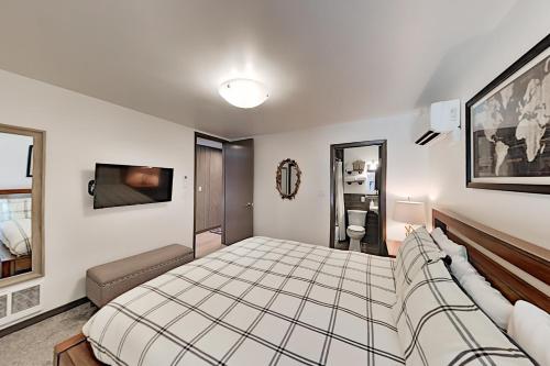 Lavish Alpine Escape - Pool Hot Tub Walk to Lifts townhouse - image 8