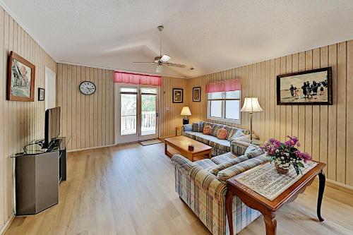 Charming Coastal Getaway - 2 Pools - Walk to Beach cottage - image 5