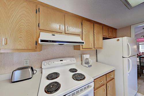 Charming Coastal Getaway - 2 Pools - Walk to Beach cottage - image 7