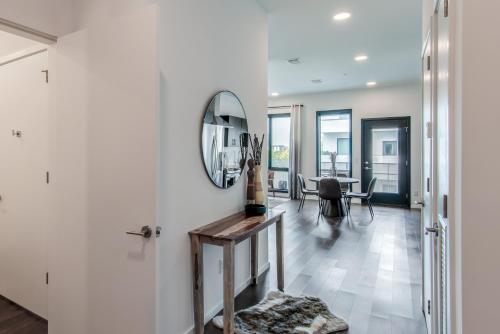 Illume - Modern Elegance - Pool & City Views condo - image 5