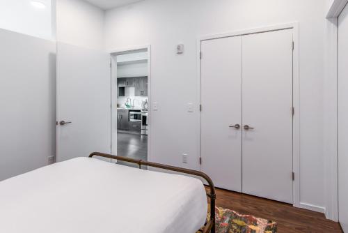 Illume - Modern Elegance - Pool & City Views condo - image 6