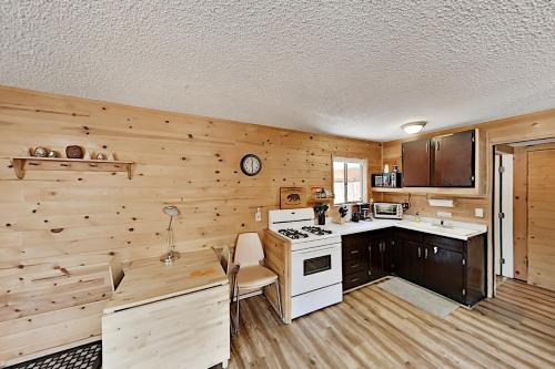 Charming Gambrel Cabin with Alfresco Dining & Grill home - image 4
