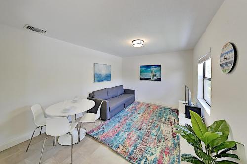 Sparkling Getaway - Walk to Deerfield Beach & Eats! apts Deerfield Beach