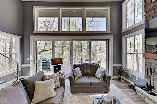 Lavish Retreat with Hot Tub - Near Asheville Skiing home - image 3
