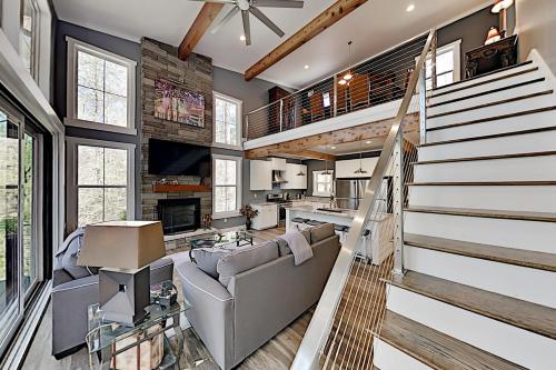 Lavish Retreat with Hot Tub - Near Asheville Skiing home - image 7
