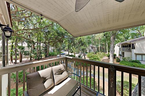 Stylish Island Retreat with Pool - Near Beach Dining condo - image 2