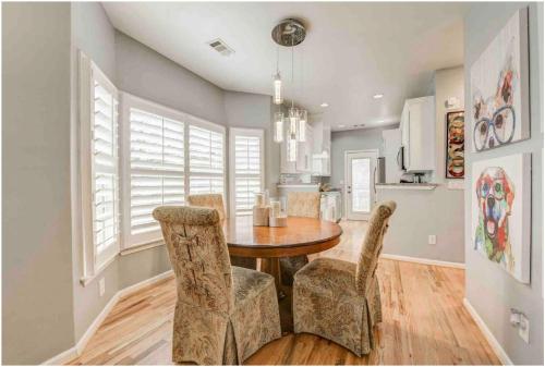 The Blue Cottage - Gourmet Kitchen Near Downtown Duplex - image 3