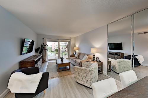 Modern Ocean Tennis & Racquet Club Condo with Pools condo - image 4