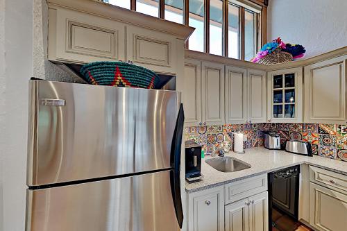 Slopeside Penthouse with 2 Mountain-View Balconies condo - image 3
