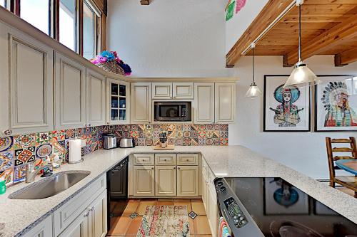 Slopeside Penthouse with 2 Mountain-View Balconies condo - image 8