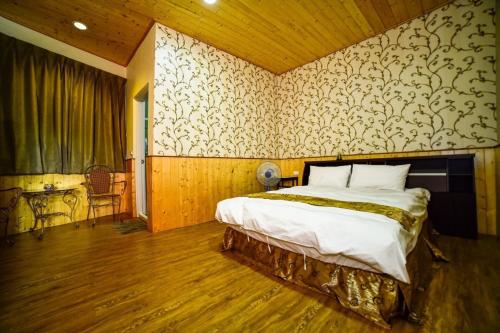 Classic Double Room image 2