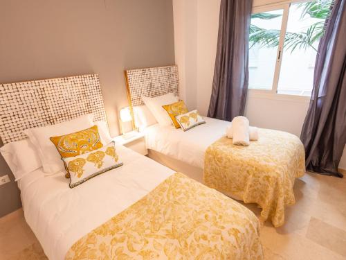 In the heart of Puerto Banus! Walk everywhere! - image 7