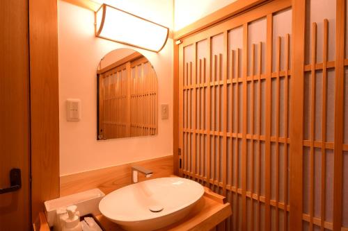 Standard Japanese-Style Large Family Room with Shared Bathroom