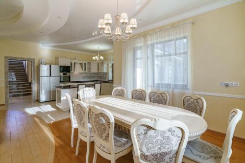 Three-storey cottage with a swimming pool, Hamam, bath and other services.